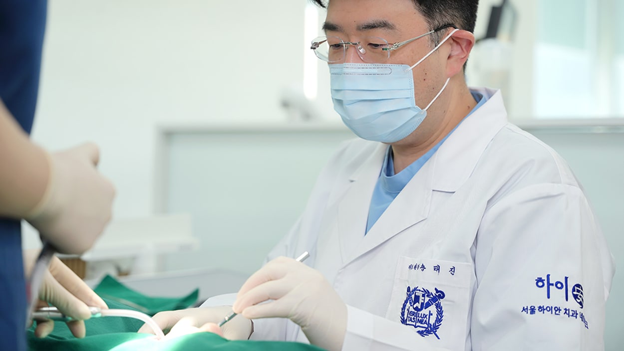 송태진 대표원장이 진료하는 모습